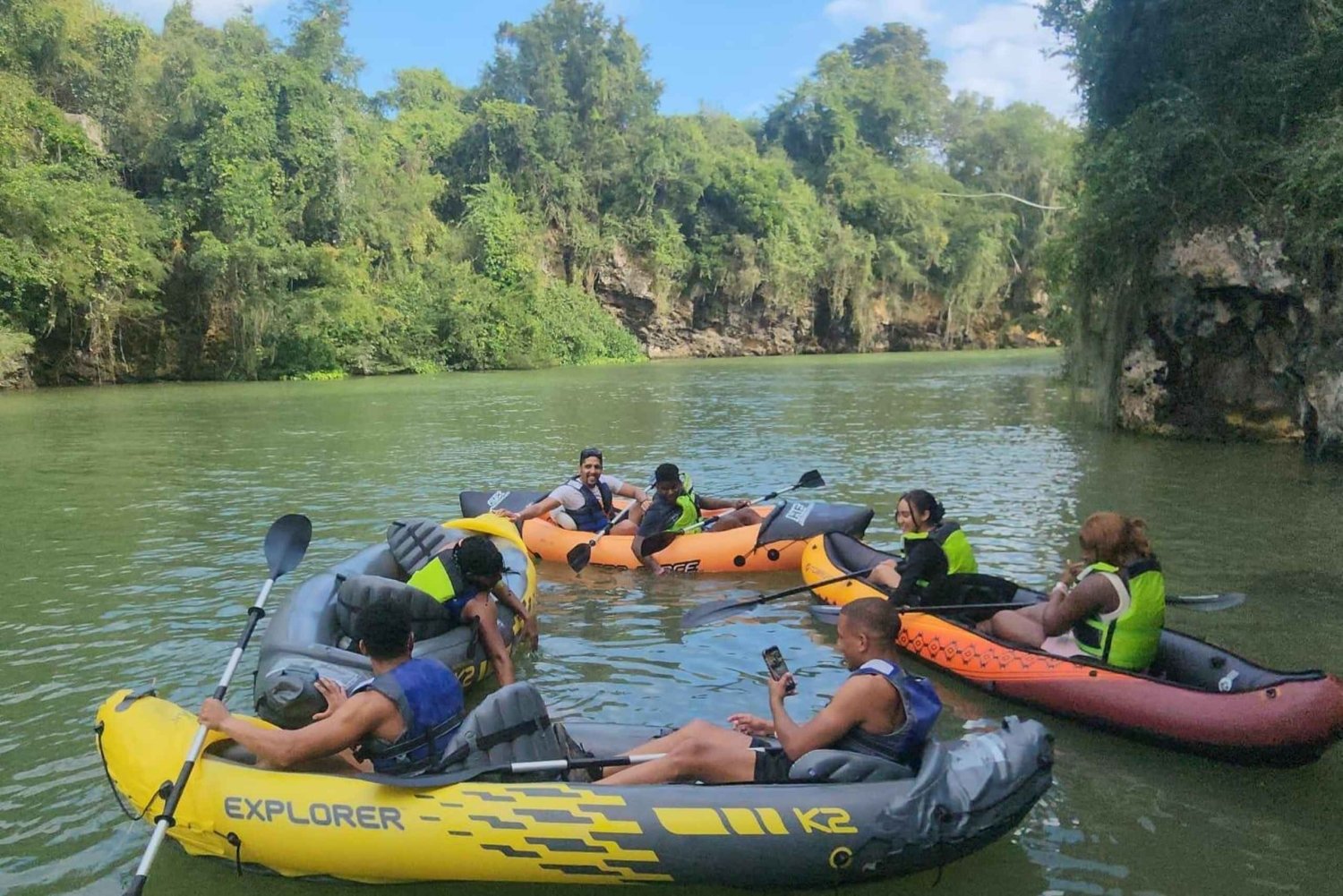 Kayak sur le fleuve Yuna, entouré de végétation tropicale